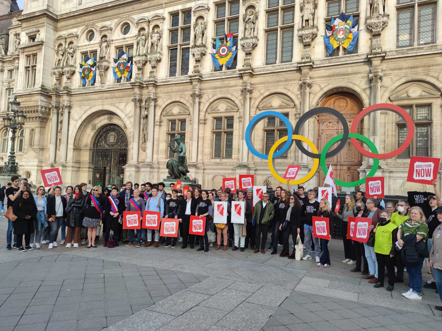 group picture during a supporting day in Paris for Melissa Lucio