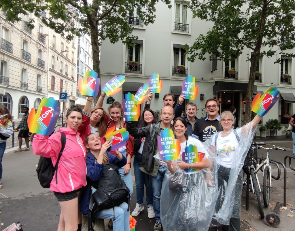 Photo de groupe de l'équipe d'ECPM à la marche des fiertés 2022