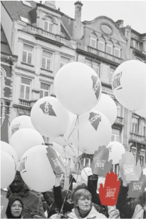 Manifestation ECPM en N&B avec focus sur un main "Abolition Now" en rouge
