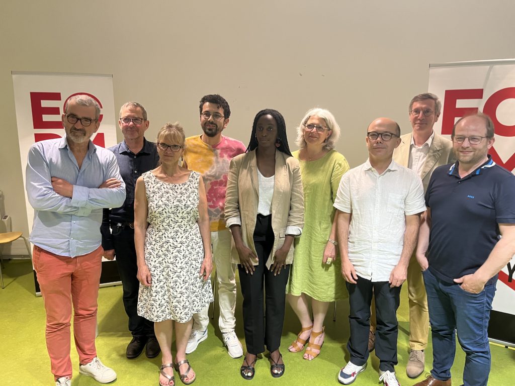 Photo de groupe du conseil d'administration d'ECPM dans les locaux de l'association. 