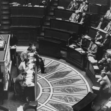 Robert Badinter, ministre de la Justice, prononce son dernier plaidoyer contre la peine de mort, 17 septembre 1981 © Laurent Maous/ Gamma Rapho